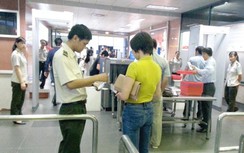 Khách bật khóc khi bị phát hiện dùng giấy tờ giả đi máy bay