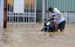 Nha Trang: Nước lên nhanh ngập từ đường đến trong nhà, người dân ngỡ ngàng