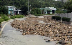 Hàng loạt tuyến đường tại Khánh Hòa sạt lở, ngập sâu do mưa lũ
