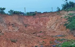 Quảng Ngãi: Sạt lở kinh hoàng, nhiều ngôi nhà chênh vênh bên "miệng hà bá"