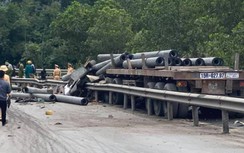 Video TNGT ngày 2/12: Tài xế tự gây tai nạn bị cột điện trên xe đè tử vong