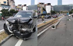 Tài xế buồn ngủ để ô tô leo dải phân cách, húc bay cột đèn cầu vượt Mễ Trì