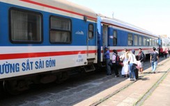 Thông tuyến đường sắt Bắc-Nam qua Khánh Hòa sau nhiều giờ ách tắc do mưa lũ