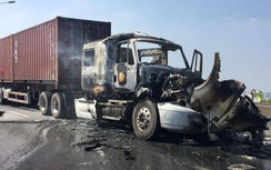 TP.HCM: Xe đầu kéo cháy trơ khung trên cầu Phú Mỹ