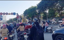 Xe máy ùn ùn qua cầu vượt bất chấp biển cấm