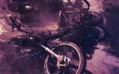 Nam thanh niên gọi bạn đến đập phá, đốt xe máy của nhóm trêu bạn gái mình