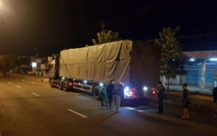Video: Kinh hoàng cú tông đuôi xe đầu kéo, xe máy trượt hàng chục mét