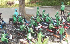 Hơn 200 tài xế Grab đi xe máy quanh hồ Gươm phản đối tăng giá cước