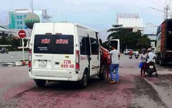 Xe dù ngang nhiên hoạt động trước trụ sở UBND phường