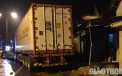 Xe container đâm sập nhiều nhà dân, nhiều người thoát nạn gang tấc