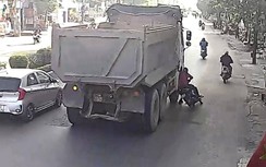 Video: Người phụ nữ tử vong thương tâm sau khi bị xe tải cán qua đầu