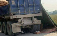 Xe đầu kéo lùi trúng xe đạp điện, hai chị em tử vong thương tâm