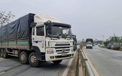 Bị lập biên bản vi phạm, tài xế đánh xe tải chắn ngang QL1