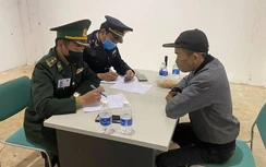 Phát hiện 1 tấn pháo, hơn 2 tấn gỗ nhập lậu cất giấu tinh vi trên ô tô