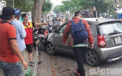 Ô tô tông liên hoàn 4 xe máy ở TP.HCM, 2 người trọng thương