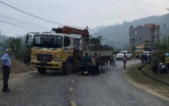 Video TNGT 14/12: Người phụ nữ bị cuốn vào gầm xe tải sau va chạm