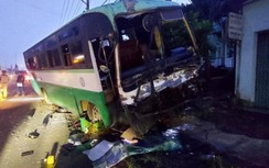 Xe buýt chở hàng chục công nhân húc đuôi xe tải, đâm cột điện trên QL20
