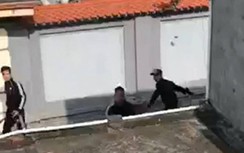 Bị nhóm côn đồ 20 người truy sát, hai người đàn ông trèo nóc nhà thoát thân