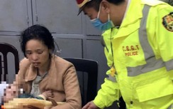 CSGT thuyết phục người phụ nữ bế con nhỏ bỏ ý định nhảy cầu Bãi Cháy tự tử