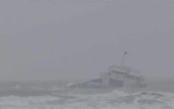 Tàu chở gạo chìm trên biển Bình Thuận, 10 người được cứu sống