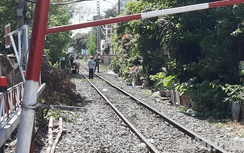 Phơi quần áo cạnh đường ray, người phụ nữ bán vé số bị tàu tông tử vong