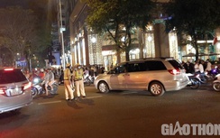 CSGT TP.HCM "vã mồ hôi" điều tiết giao thông trong đêm Giáng sinh