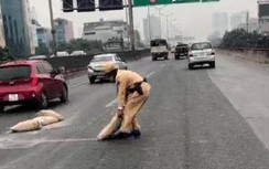 CSGT Hà Nội dọn xi măng rơi, đảm bảo giao thông đường vành đai 3 trên cao