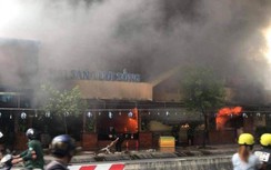 Quán hải sản ở TP.HCM cháy ngùn ngụt sau tiếng nổ lớn