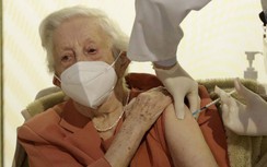 Châu Âu tiêm vaccine: Chính trị gia dùng trước, người già được ưu tiên