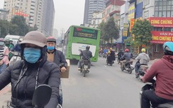 Kỳ lạ thản nhiên đi ngược chiều