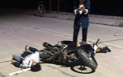 Bốc đầu xe máy gây tai nạn, cả nam sinh và cụ ông đi bộ đều nguy kịch