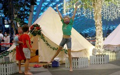 Dân Singapore đua nhau cắm trại tại sân bay dịp lễ