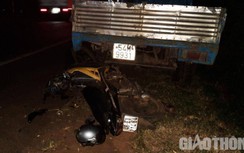 Xe máy chở 3 tông đuôi xe tải đậu bên đường, hai người nguy kịch