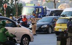 CSGT căng mình phân luồng chống ùn tắc cho bà con về quê đón Tết Dương lịch