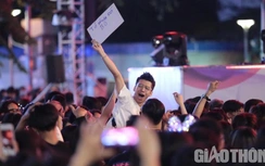 Giới trẻ “quẩy” tưng bừng, háo hức chờ đón năm mới ở phố đi bộ Nguyễn Huệ