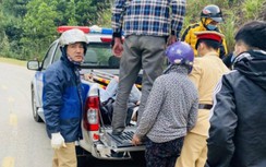 CSGT Thanh Hoá sơ cứu một cô gái bị gãy chân do ngã xe trên QL