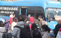 Bến xe, đường cửa ngõ Thủ đô “nghẹt thở” ngày đầu nghỉ Tết Dương lịch