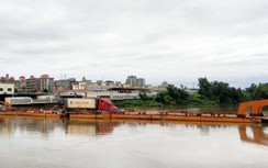 Hơn 2.800 tấn hàng hoá xuất khẩu qua lối mở cầu phao tạm ngày đầu năm