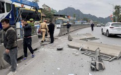 Thiếu chú ý quan sát, ô tô đâm vào dải phân cách khiến 4 người bị thương