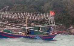Cứu ba thuyền viên tàu cá gặp nạn trên biển Quảng Ninh