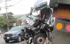 Xe đầu kéo lao qua đường húc ô tô chở phế liệu, QL51 tê liệt 3 giờ