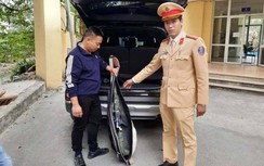 Phát hiện khẩu súng dài cả mét đặt trong ô tô Hyundai lưu thông trên QL5
