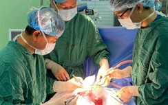 3 giờ cân não cắt khối u máu lớn trong gan bé trai 14 ngày tuổi