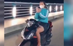 Rùng mình nhìn cô gái vừa lái xe máy vừa thả tay… múa quạt kiểu "Khá Bảnh"