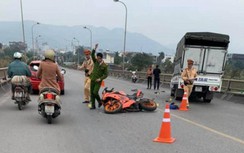 Tài xế mô tô phân khối lớn bị thương nặng sau va chạm với ô tô tải ở QL17B