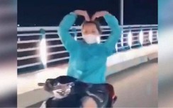 Cô gái thả tay “múa quạt” khi đi xe máy bị tước GPLX, phạt 7,4 triệu đồng