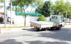 Xe tải đang chạy văng bánh làm 1 phụ nữ gãy chân