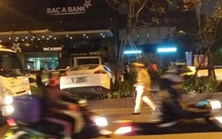 Chưa xác định lái xe Porsche lao lên dải phân cách có đột quỵ hay không