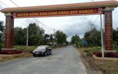 Bạc Liêu: “Ổ voi” nằm giữa cổng chào gây mất ATGT