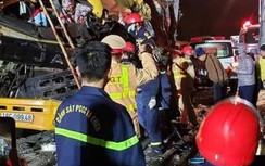 Hai xe tải đấu đầu ở QL10, bốn tài xế, phụ xe bị thương mắc kẹt trong cabin